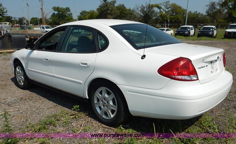 image for item J8168 2006 Ford Taurus SE