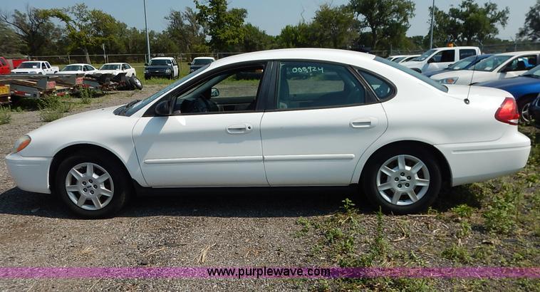 image for item J8168 2006 Ford Taurus SE