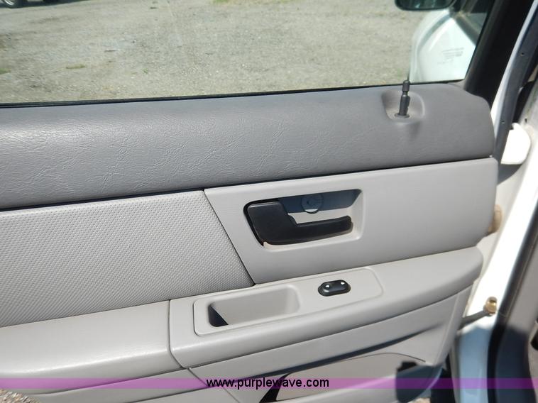 image for item J8168 2006 Ford Taurus SE