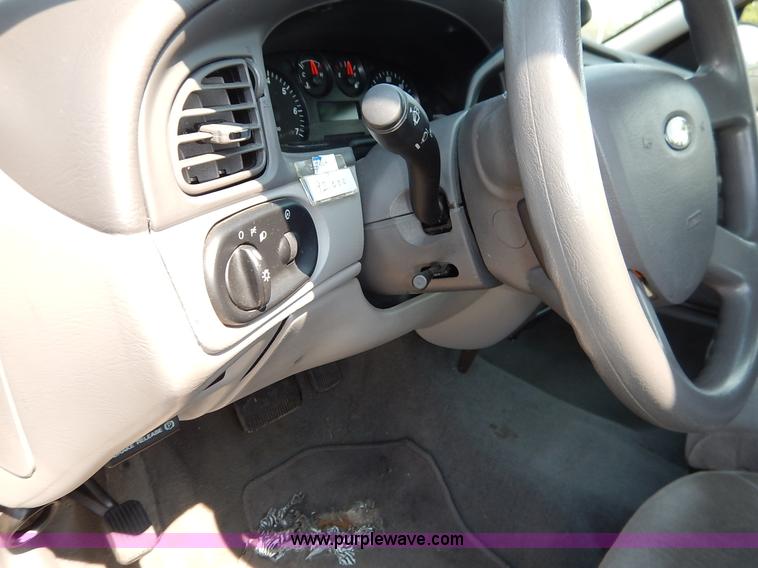 image for item J8168 2006 Ford Taurus SE