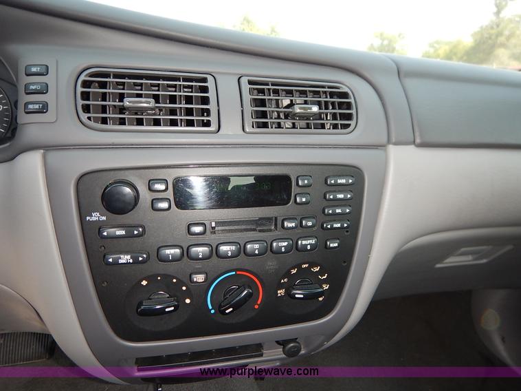 image for item J8168 2006 Ford Taurus SE