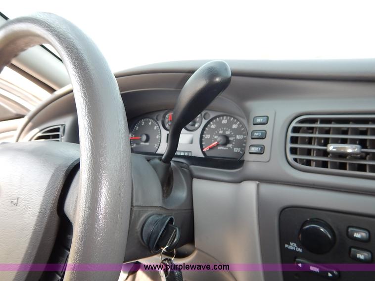 image for item J8168 2006 Ford Taurus SE