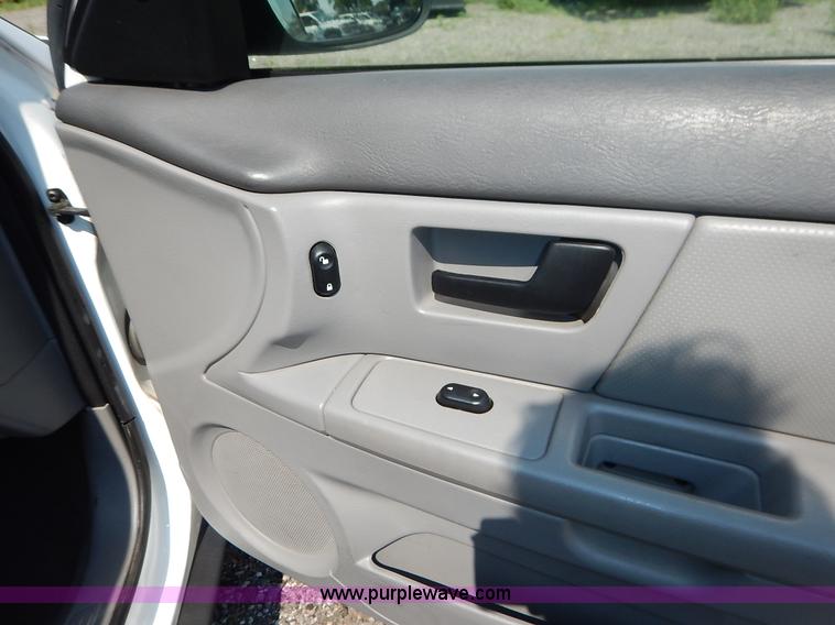 image for item J8168 2006 Ford Taurus SE