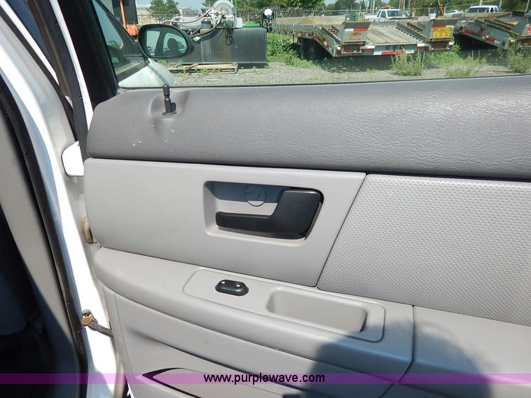 image for item J8168 2006 Ford Taurus SE