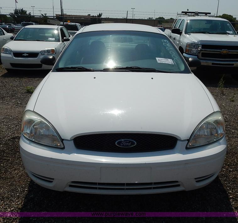 image for item J8175 2006 Ford Taurus SE