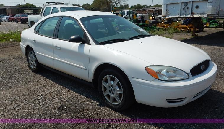 image for item J8175 2006 Ford Taurus SE