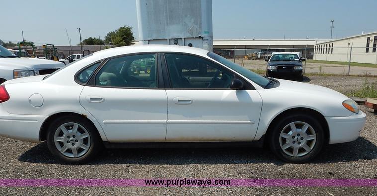 image for item J8175 2006 Ford Taurus SE