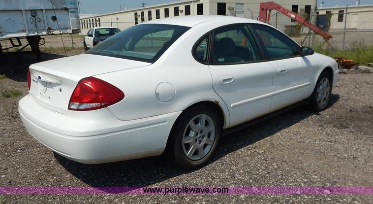 image for item J8175 2006 Ford Taurus SE