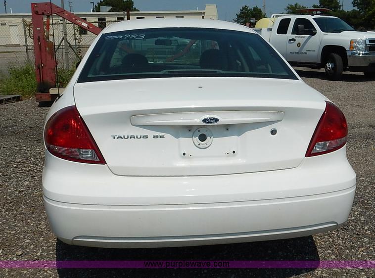 image for item J8175 2006 Ford Taurus SE