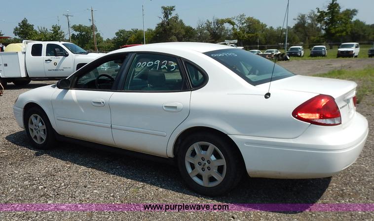 image for item J8175 2006 Ford Taurus SE