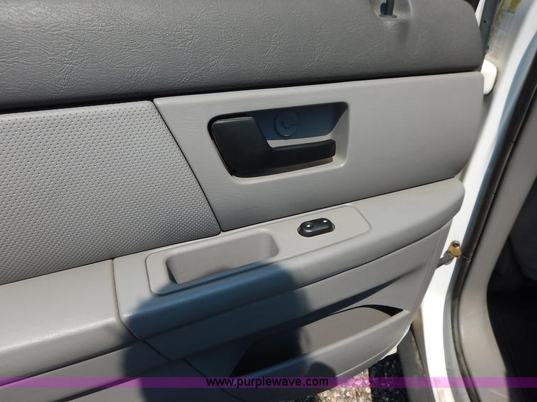 image for item J8175 2006 Ford Taurus SE