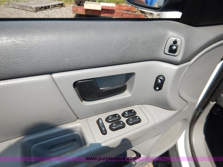 image for item J8175 2006 Ford Taurus SE