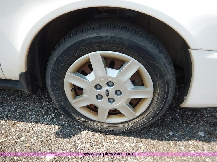 image for item J8175 2006 Ford Taurus SE