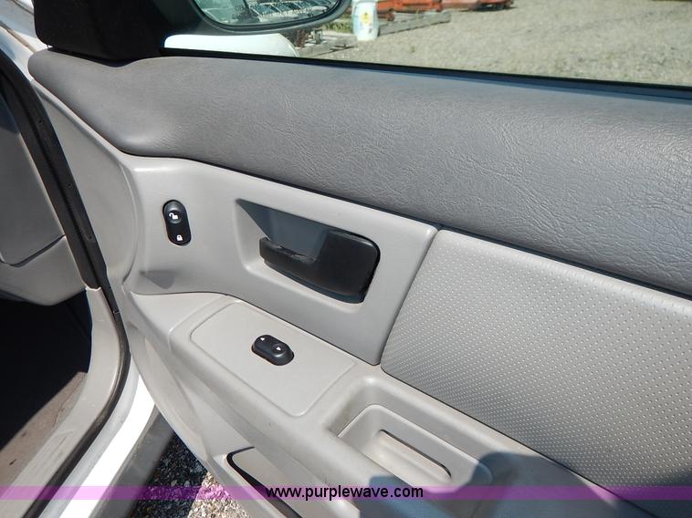 image for item J8175 2006 Ford Taurus SE