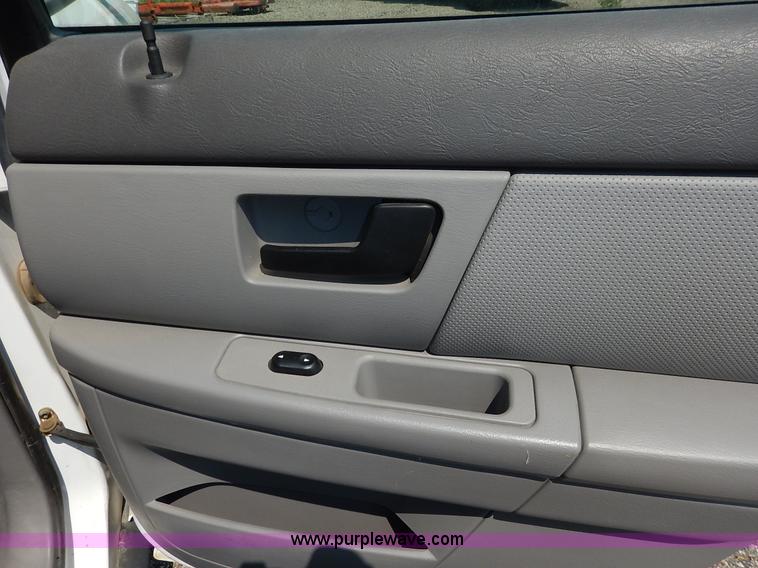 image for item J8175 2006 Ford Taurus SE