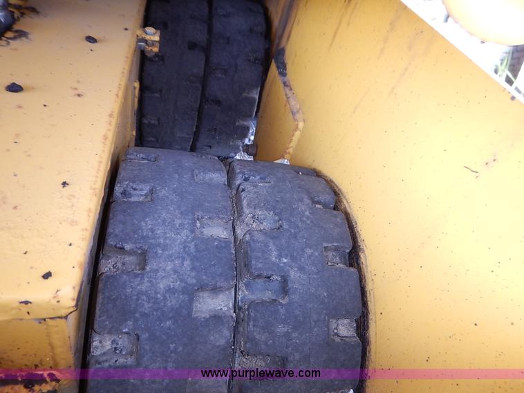 image for item K8749 2000 Gehl 1448 Power Box paver