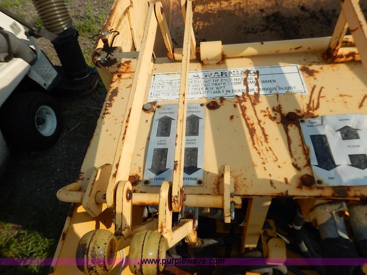 image for item K8749 2000 Gehl 1448 Power Box paver