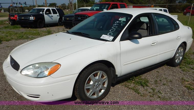 image for item L6261 2006 Ford Taurus SE
