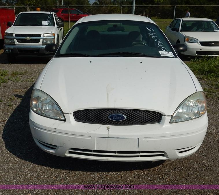 image for item L6261 2006 Ford Taurus SE