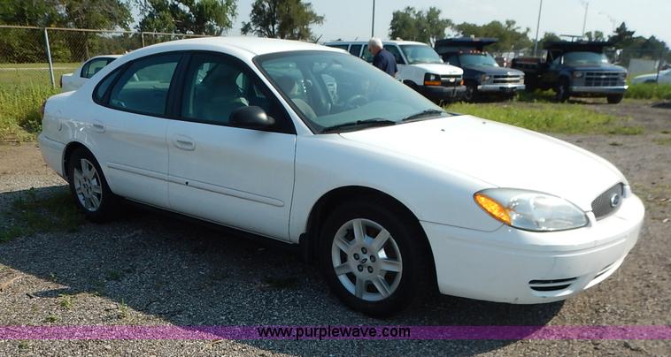 image for item L6261 2006 Ford Taurus SE