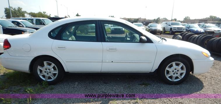 image for item L6261 2006 Ford Taurus SE