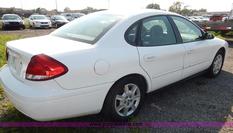 image for item L6261 2006 Ford Taurus SE