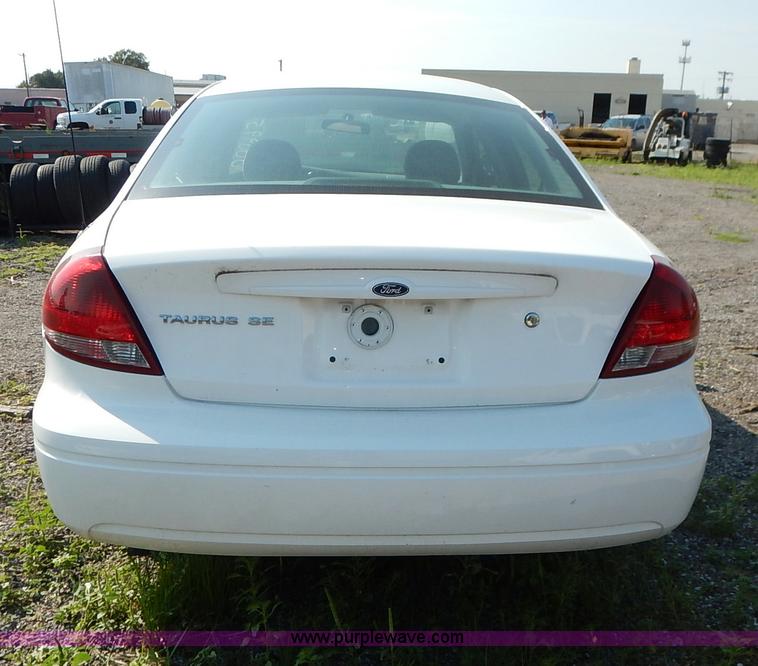 image for item L6261 2006 Ford Taurus SE