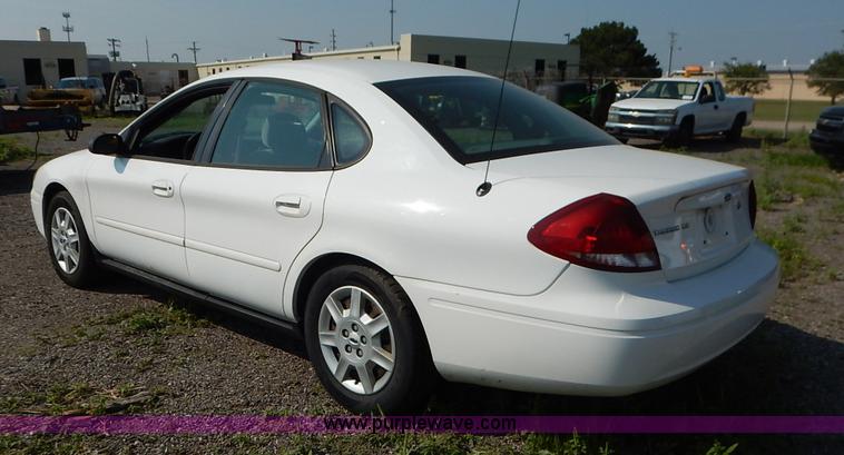 image for item L6261 2006 Ford Taurus SE