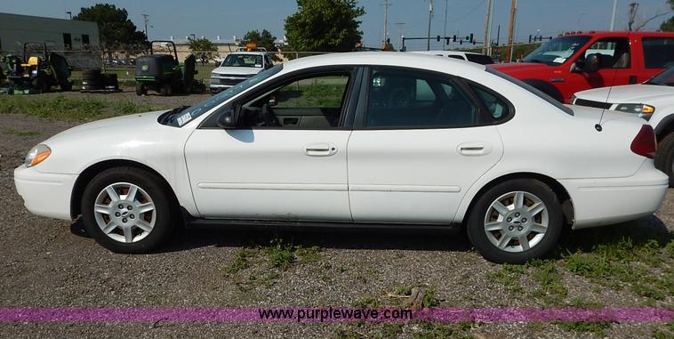 image for item L6261 2006 Ford Taurus SE
