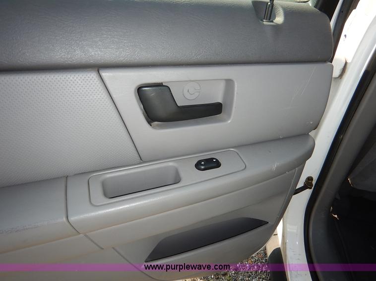 image for item L6261 2006 Ford Taurus SE