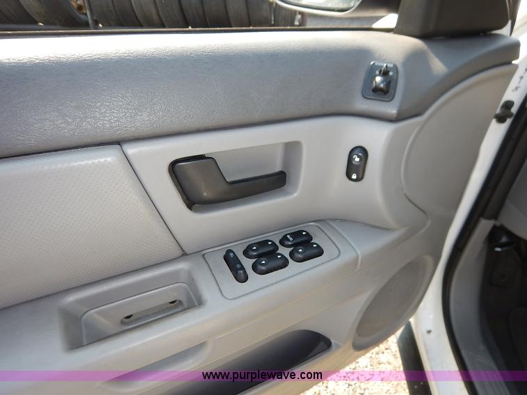 image for item L6261 2006 Ford Taurus SE