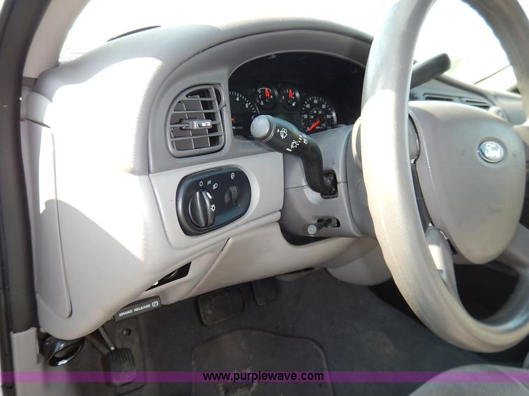 image for item L6261 2006 Ford Taurus SE