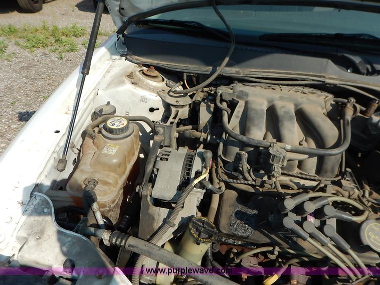 image for item L6261 2006 Ford Taurus SE