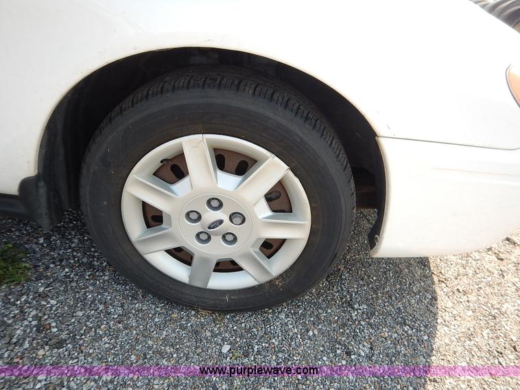 image for item L6261 2006 Ford Taurus SE