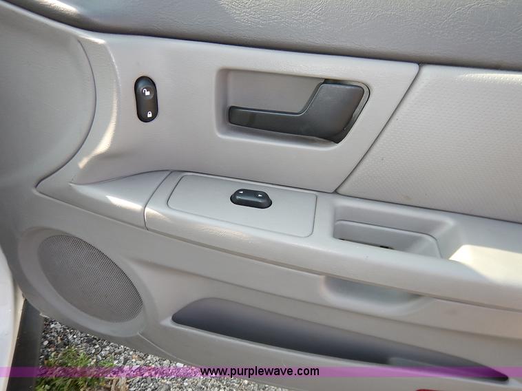 image for item L6261 2006 Ford Taurus SE