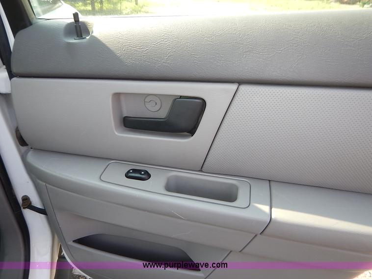 image for item L6261 2006 Ford Taurus SE