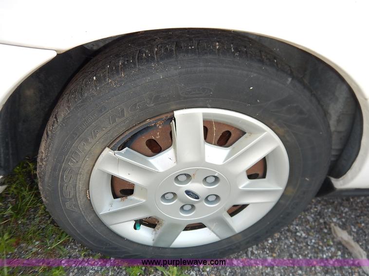 image for item L6261 2006 Ford Taurus SE