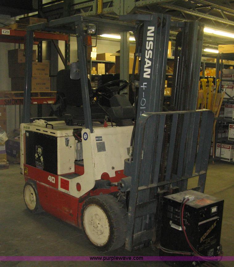 image for item L6264 2000 Nissan 40ES forklift