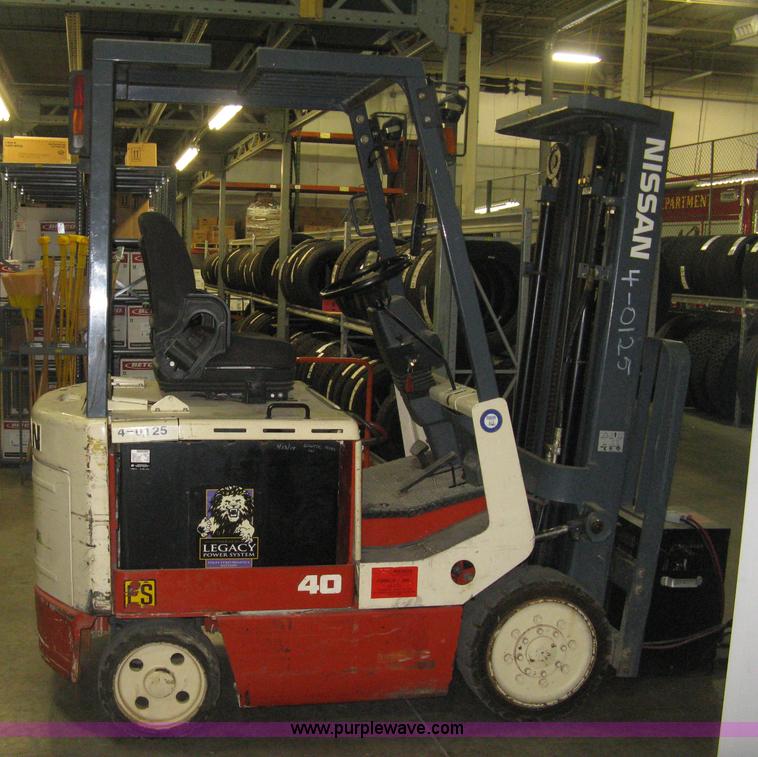 image for item L6264 2000 Nissan 40ES forklift