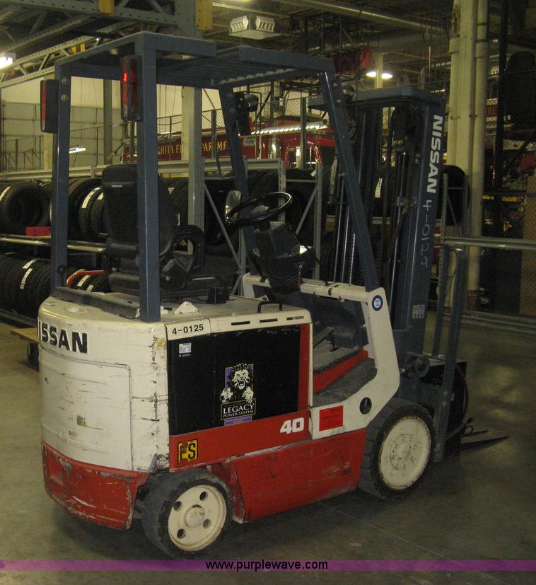image for item L6264 2000 Nissan 40ES forklift