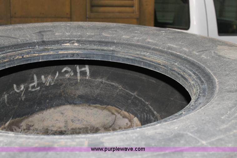 image for item BJ9385 20.5R25 loader tire