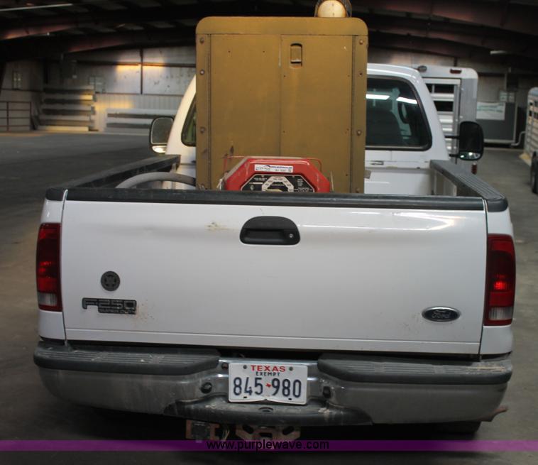 image for item BJ9389 2003 Ford F250 Super Duty pickup truck