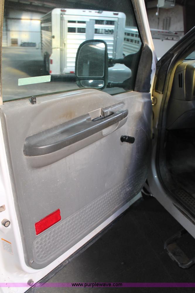 image for item BJ9389 2003 Ford F250 Super Duty pickup truck