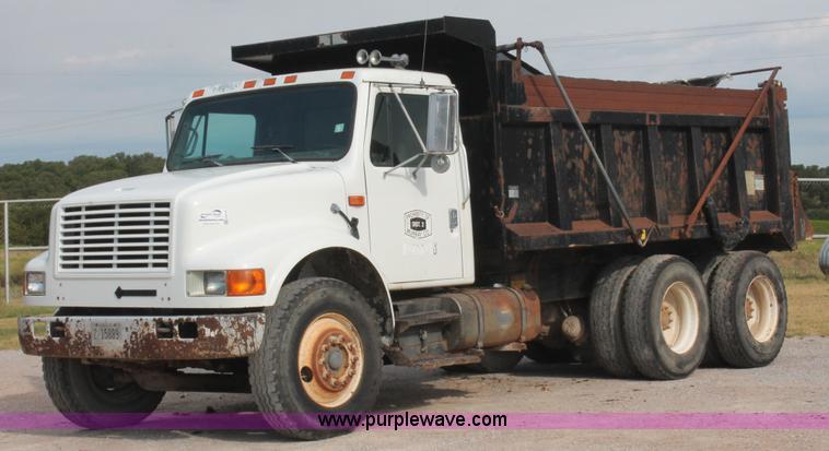 image for item H8115 1993 International 4900 dump truck