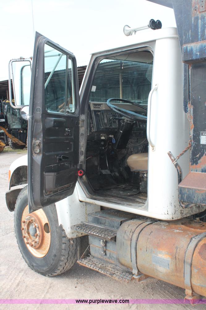 image for item H8115 1993 International 4900 dump truck