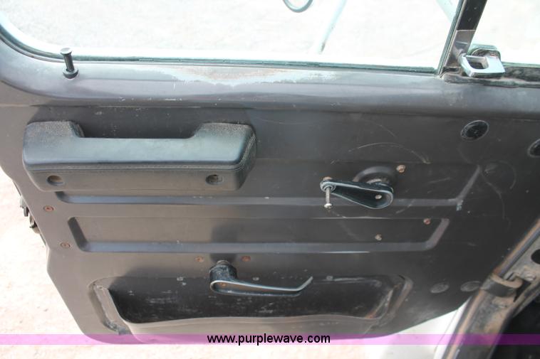 image for item H8115 1993 International 4900 dump truck