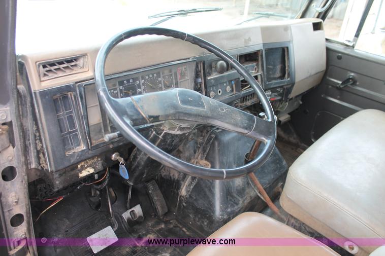 image for item H8115 1993 International 4900 dump truck