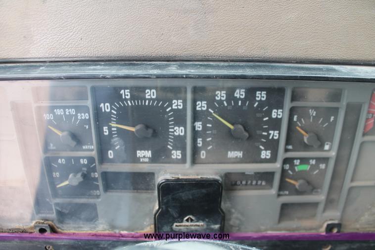 image for item H8115 1993 International 4900 dump truck