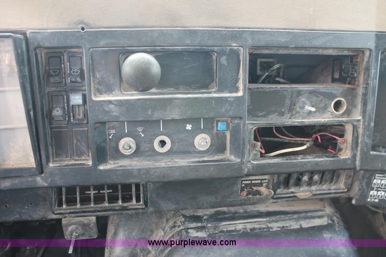 image for item H8115 1993 International 4900 dump truck