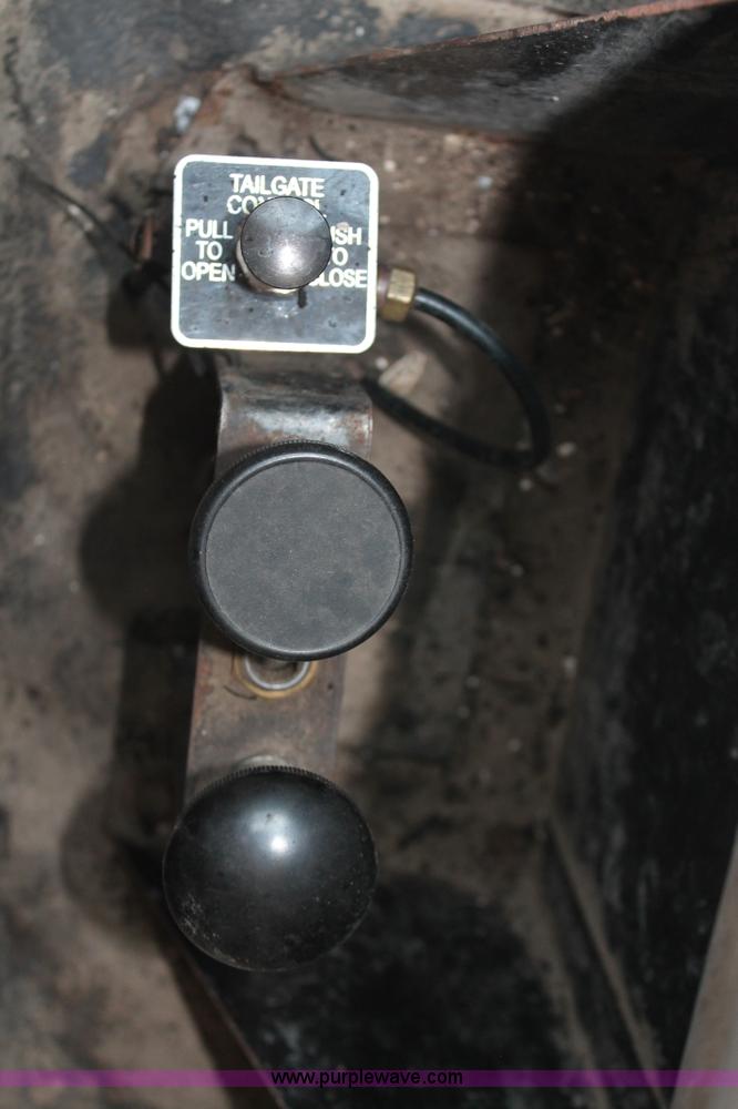 image for item H8115 1993 International 4900 dump truck